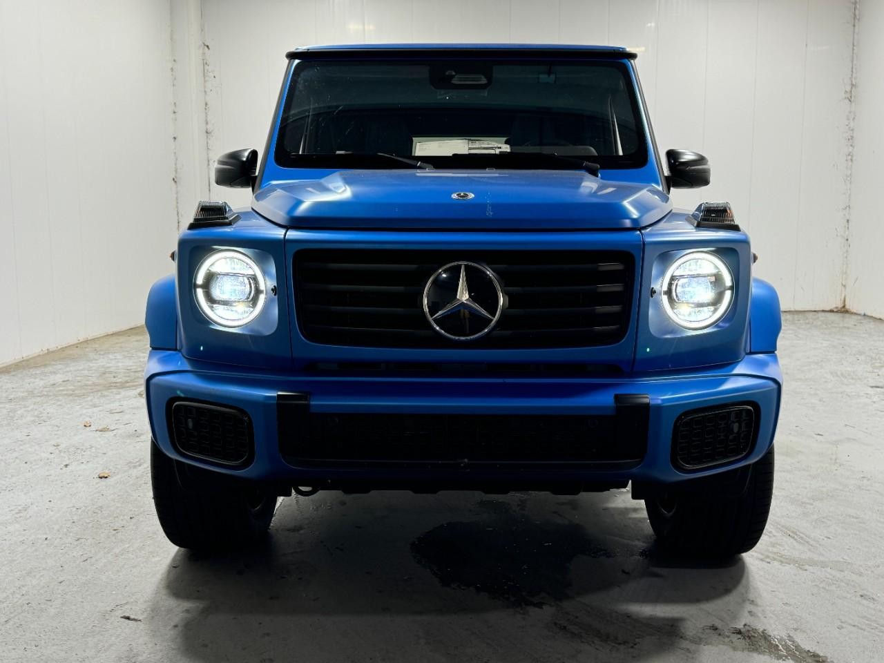 Mercedes-Benz G-Class Vehicle Full-screen Gallery Image 9