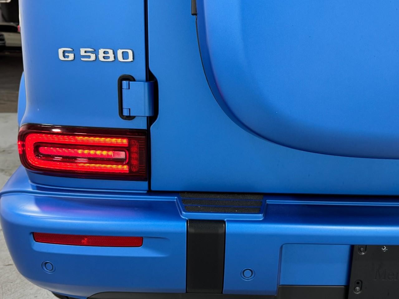 Mercedes-Benz G-Class Vehicle Full-screen Gallery Image 10