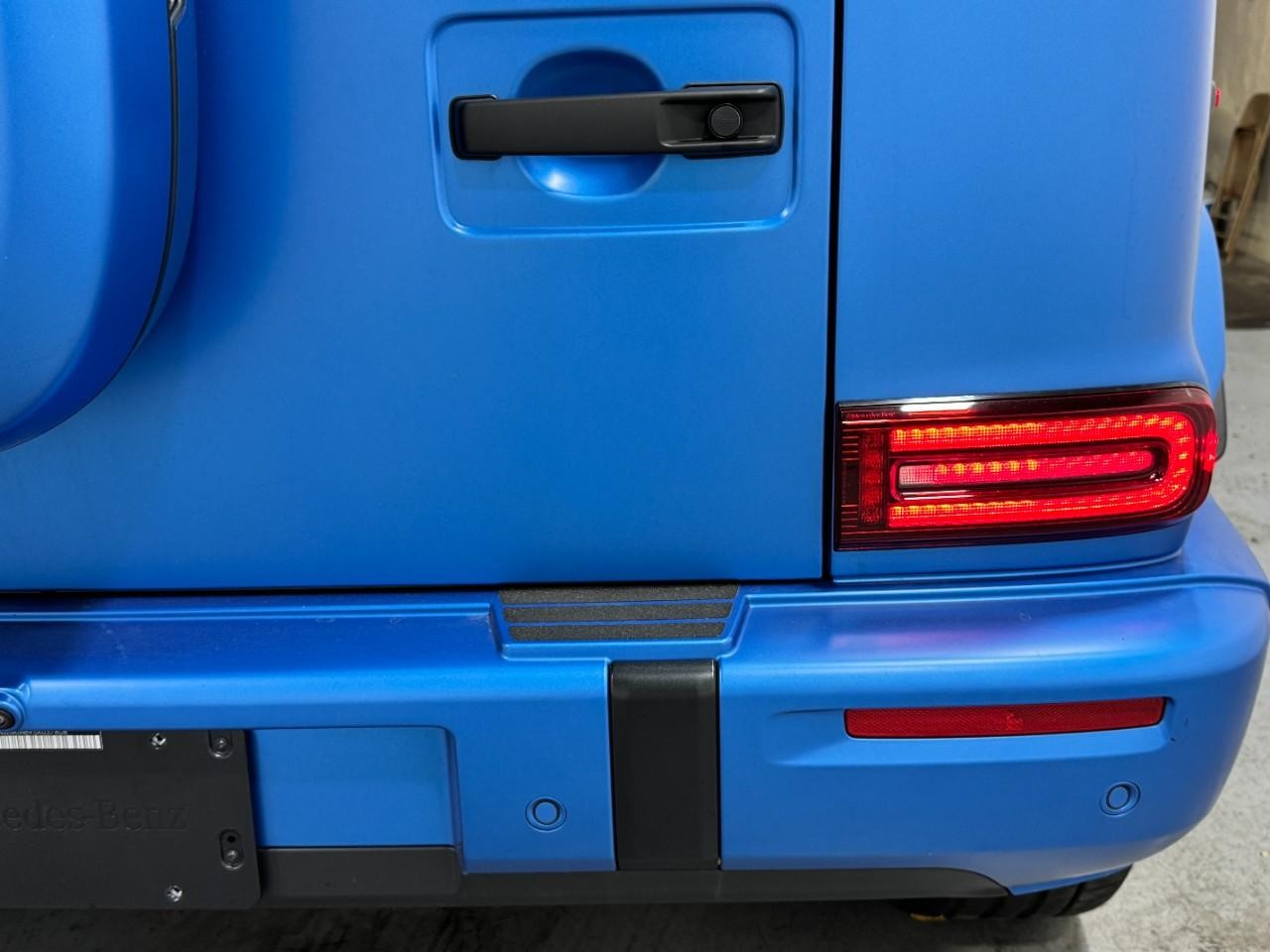 Mercedes-Benz G-Class Vehicle Full-screen Gallery Image 11