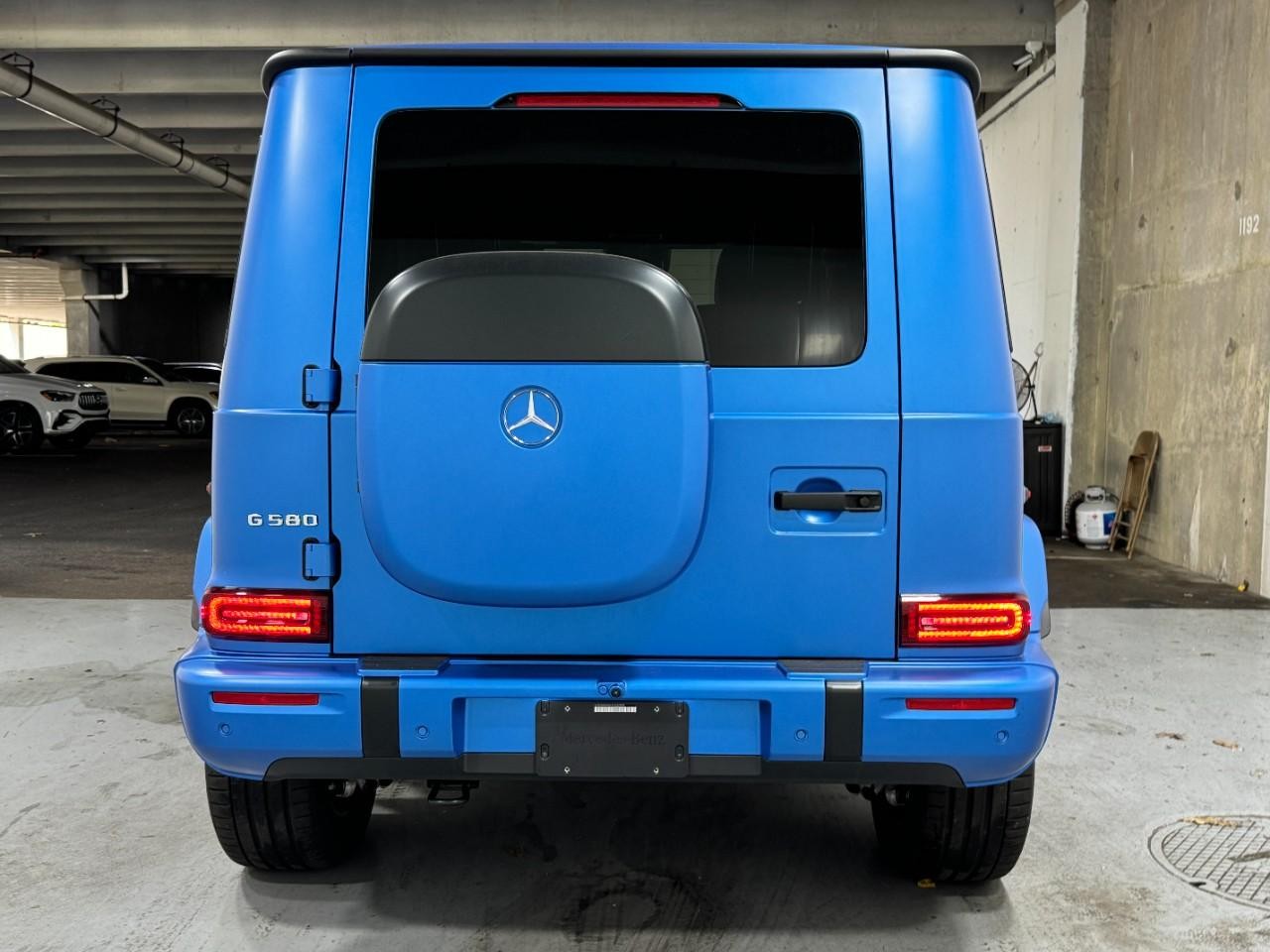 Mercedes-Benz G-Class Vehicle Full-screen Gallery Image 12
