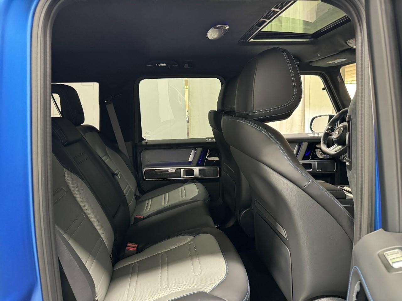 Mercedes-Benz G-Class Vehicle Full-screen Gallery Image 13