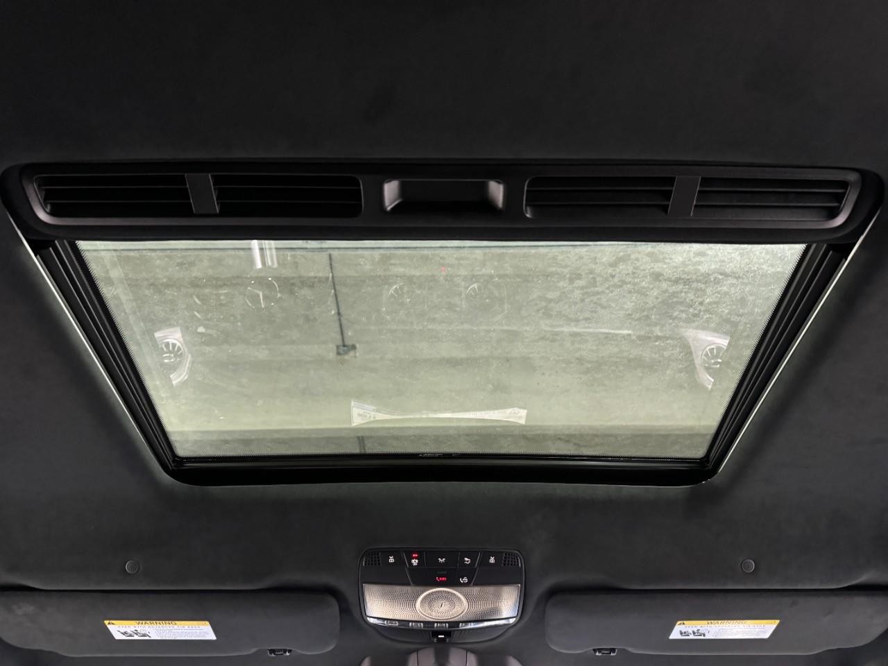 Mercedes-Benz G-Class Vehicle Full-screen Gallery Image 15