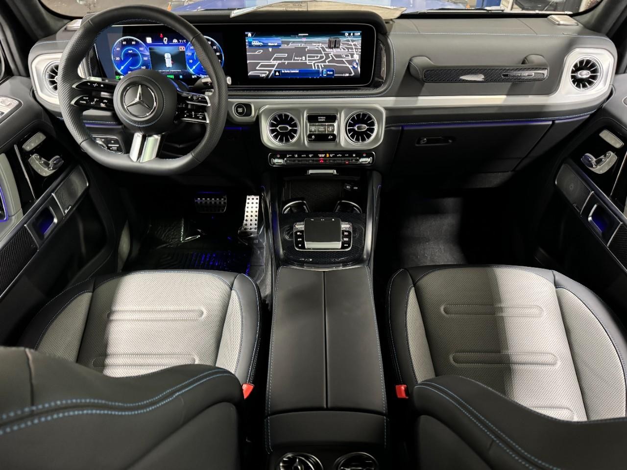 Mercedes-Benz G-Class Vehicle Full-screen Gallery Image 16