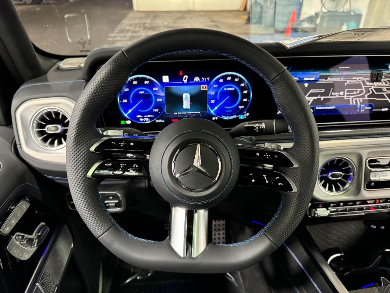 Mercedes-Benz G-Class Vehicle Full-screen Gallery Image 17