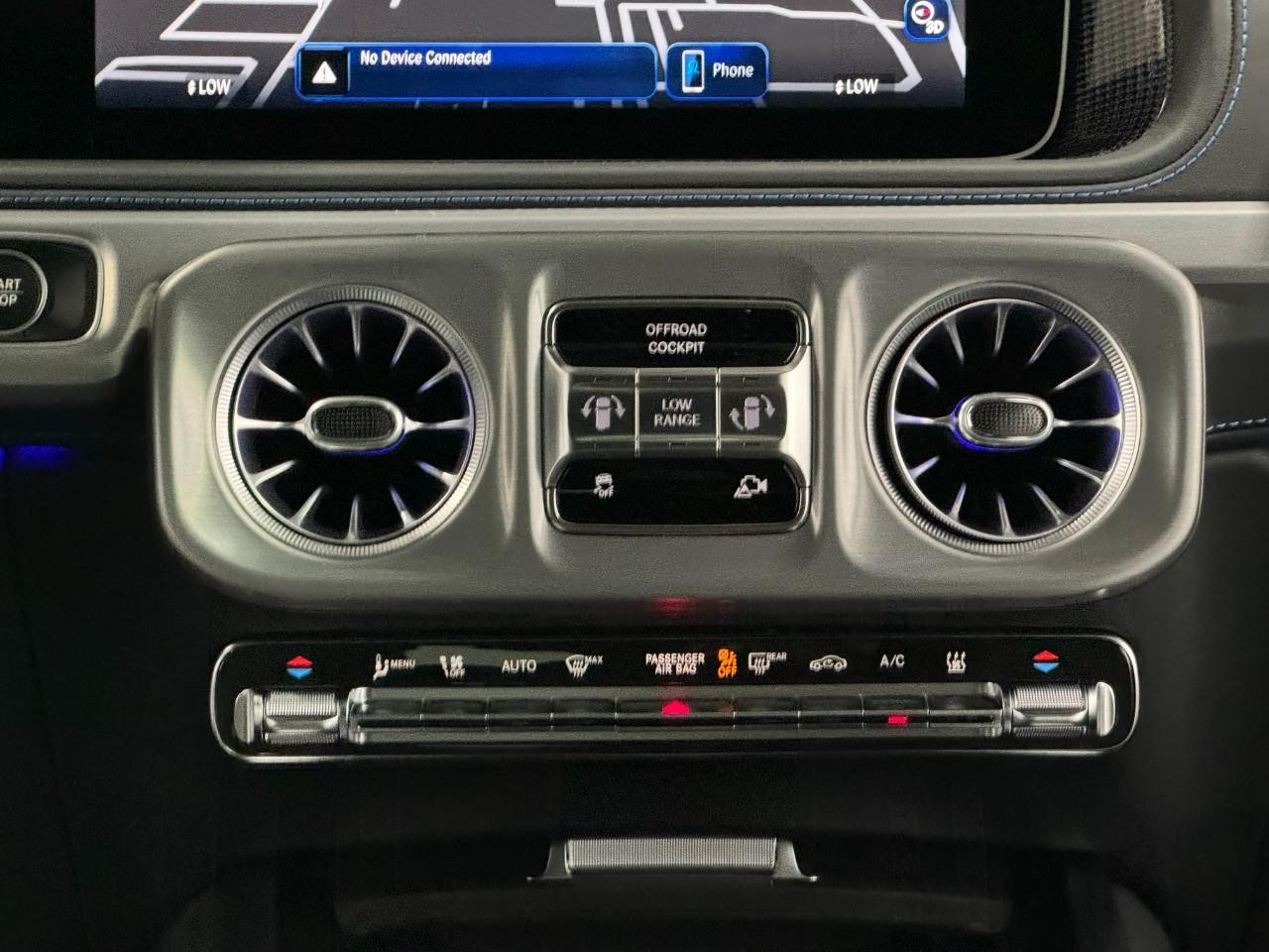 Mercedes-Benz G-Class Vehicle Full-screen Gallery Image 19