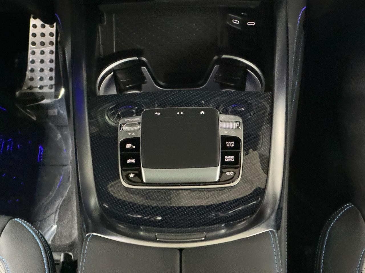 Mercedes-Benz G-Class Vehicle Full-screen Gallery Image 20