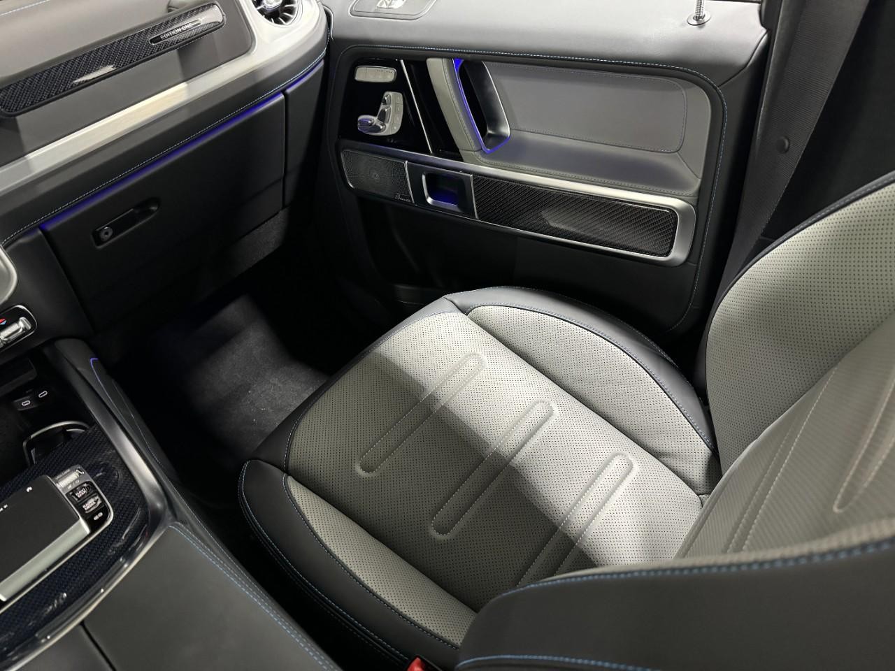 Mercedes-Benz G-Class Vehicle Full-screen Gallery Image 21