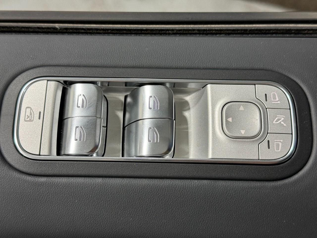 Mercedes-Benz G-Class Vehicle Full-screen Gallery Image 22