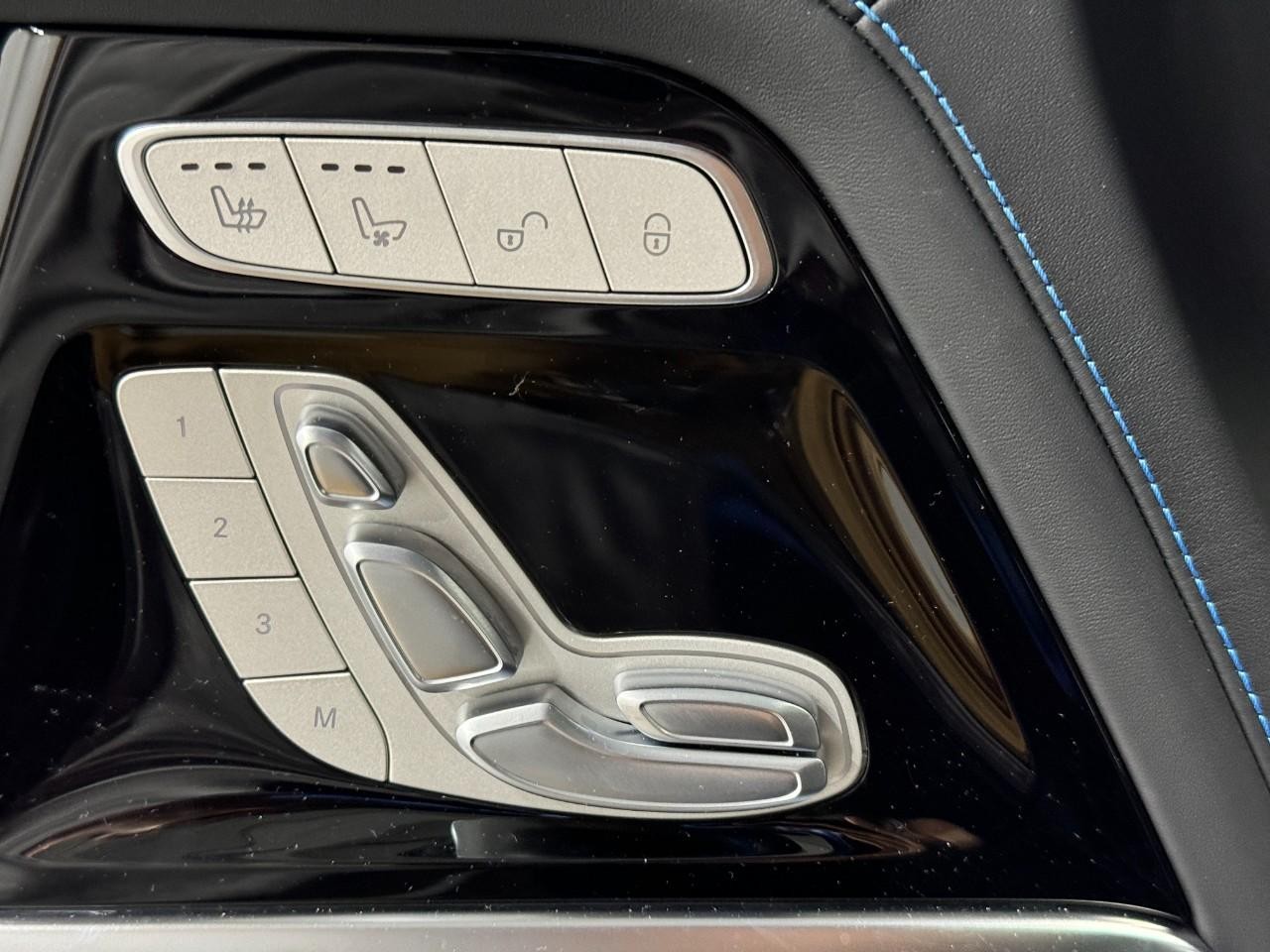 Mercedes-Benz G-Class Vehicle Full-screen Gallery Image 23