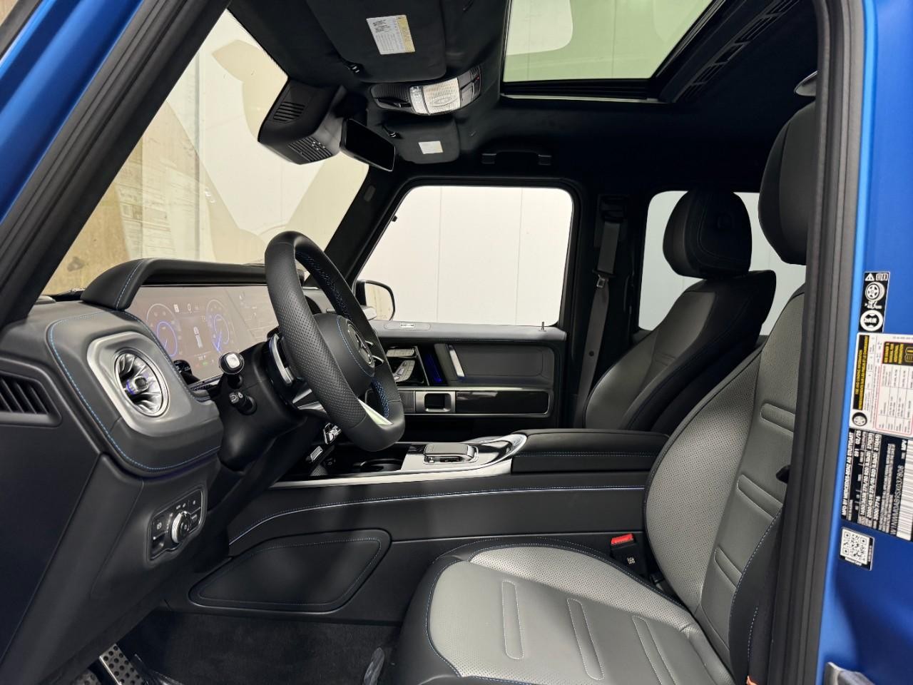 Mercedes-Benz G-Class Vehicle Full-screen Gallery Image 25