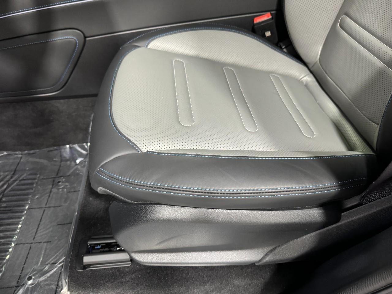 Mercedes-Benz G-Class Vehicle Full-screen Gallery Image 26