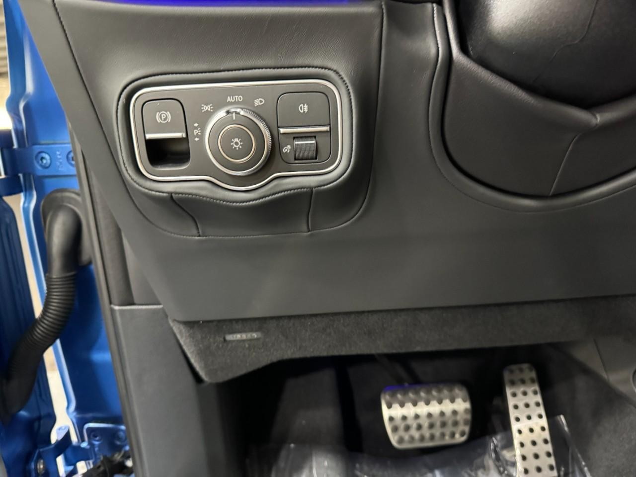 Mercedes-Benz G-Class Vehicle Full-screen Gallery Image 27