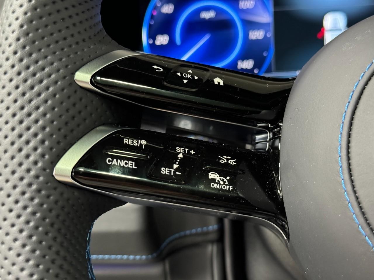 Mercedes-Benz G-Class Vehicle Full-screen Gallery Image 28