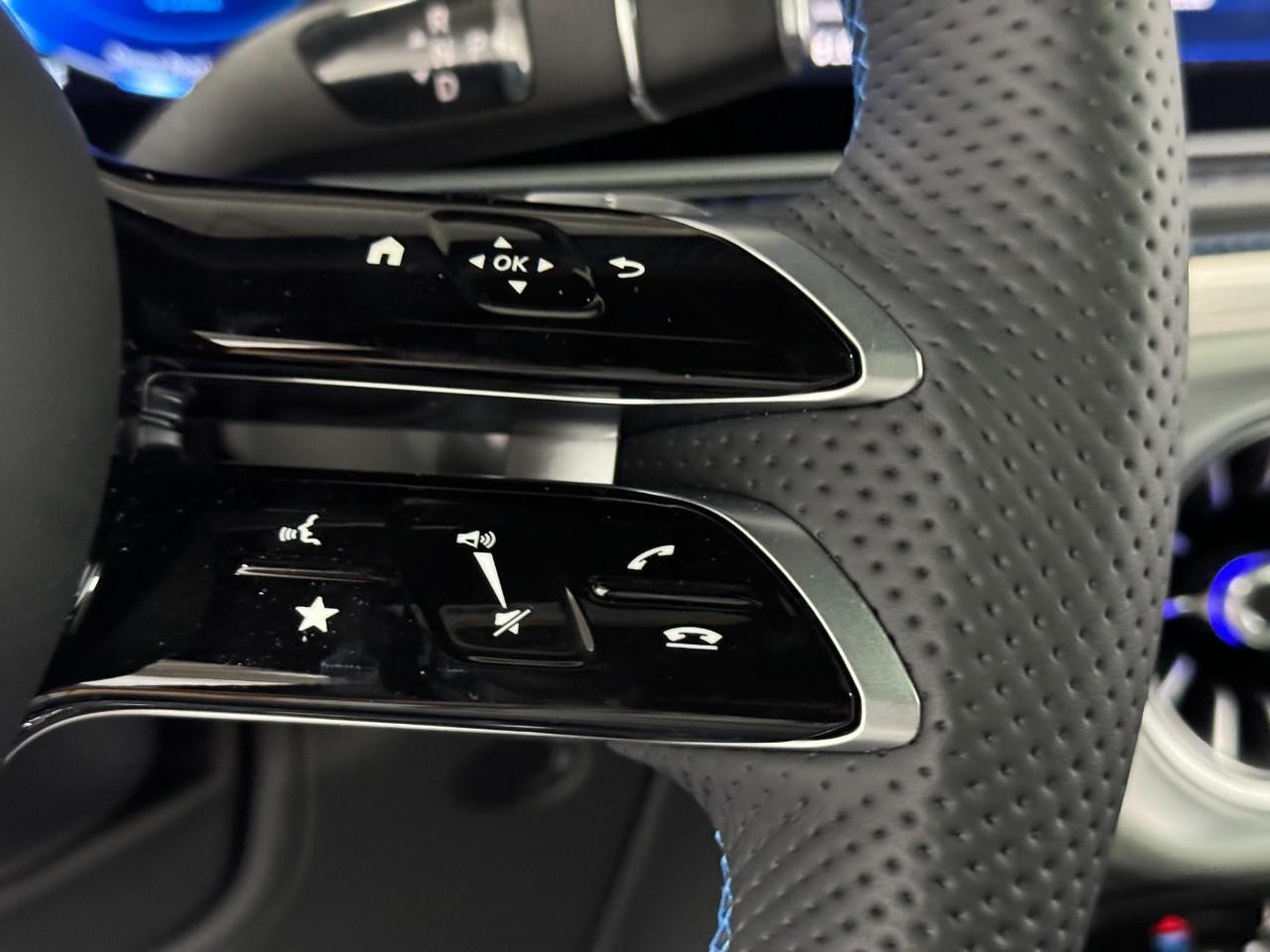 Mercedes-Benz G-Class Vehicle Full-screen Gallery Image 29