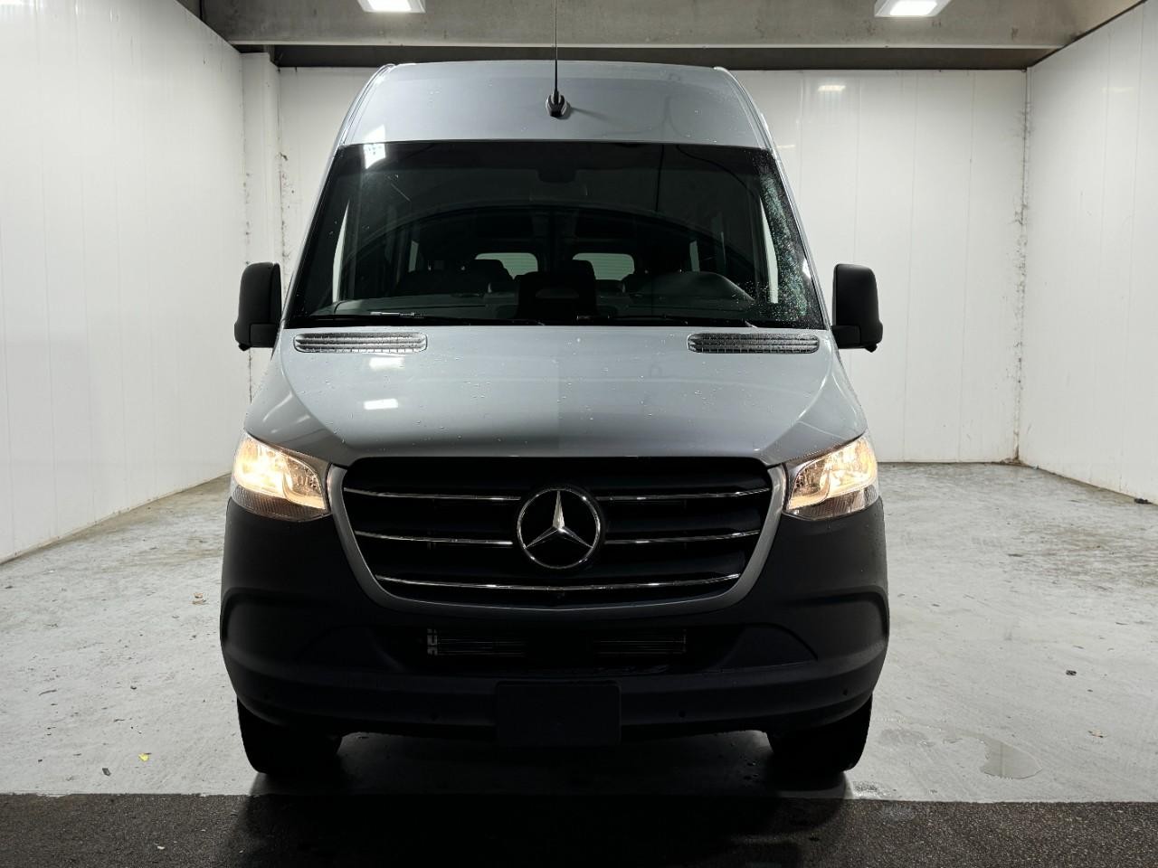 Mercedes-Benz Sprinter Passenger Van Vehicle Full-screen Gallery Image 9
