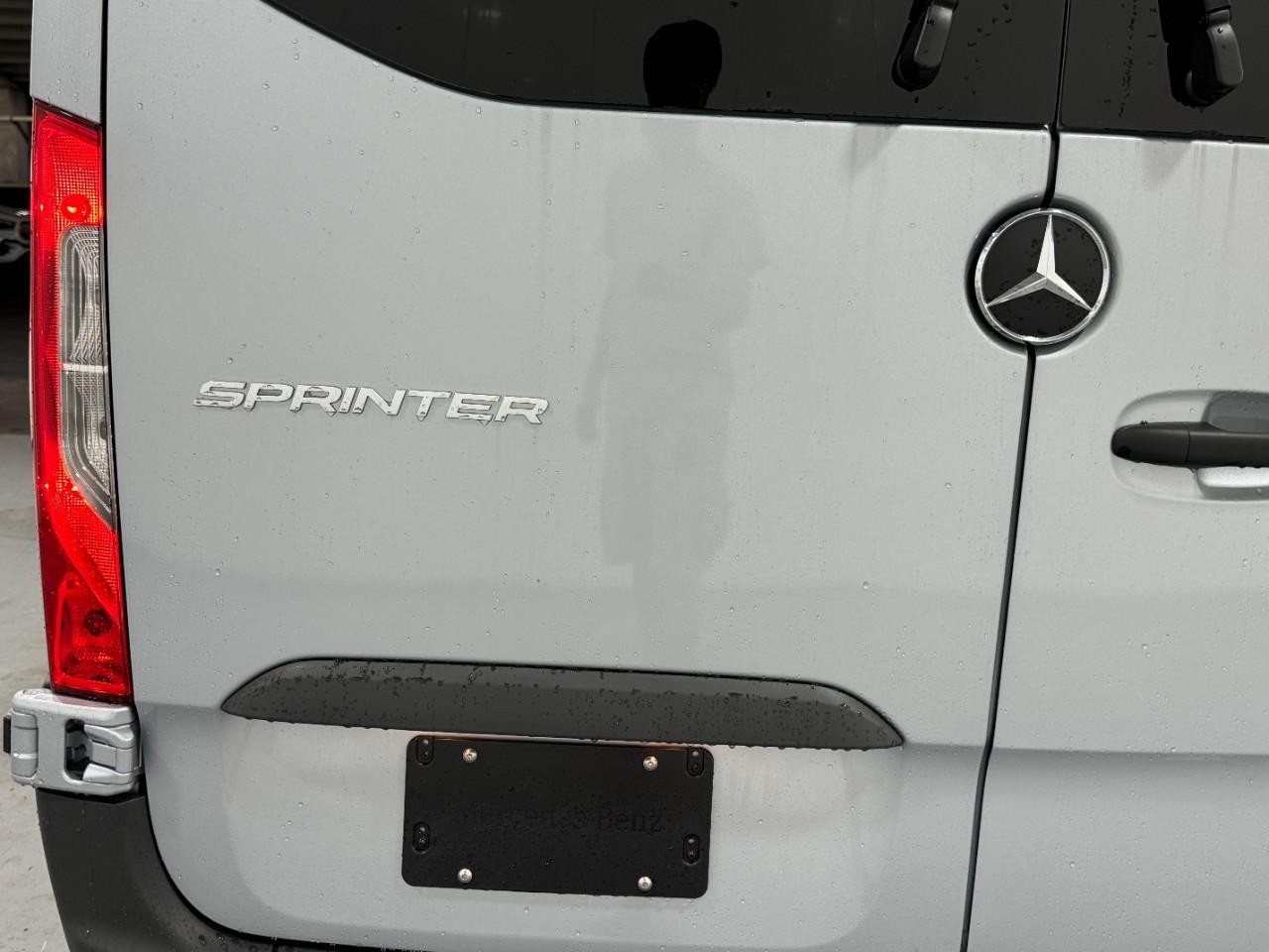 Mercedes-Benz Sprinter Passenger Van Vehicle Full-screen Gallery Image 10
