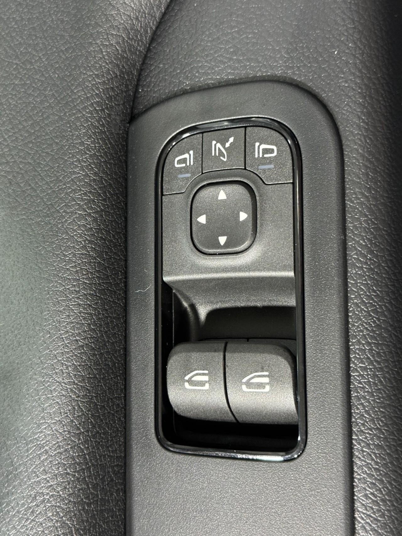 Mercedes-Benz Sprinter Passenger Van Vehicle Full-screen Gallery Image 22