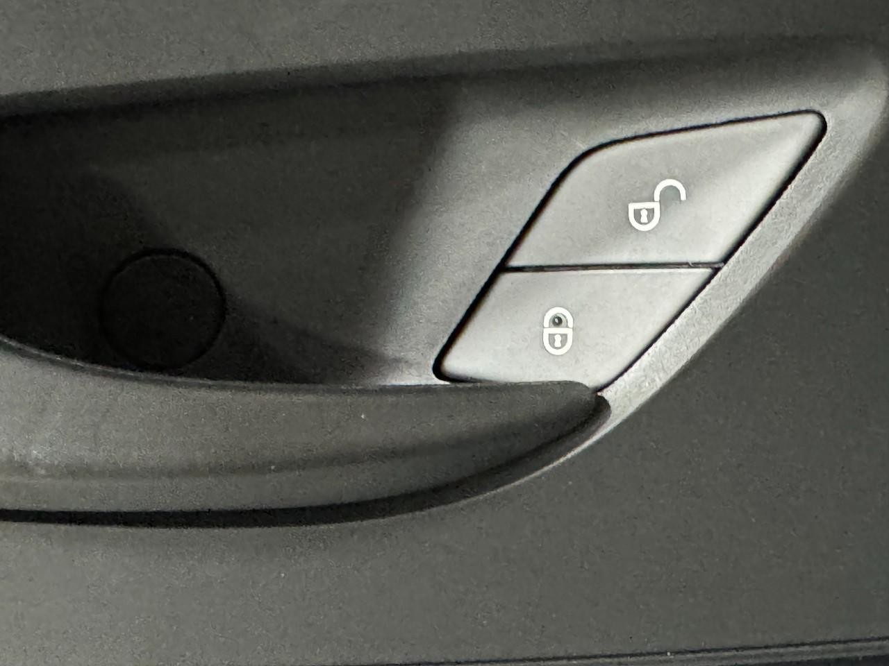 Mercedes-Benz Sprinter Passenger Van Vehicle Full-screen Gallery Image 24