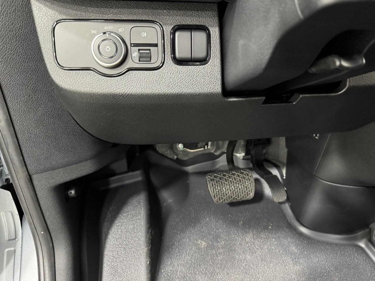 Mercedes-Benz Sprinter Passenger Van Vehicle Full-screen Gallery Image 27