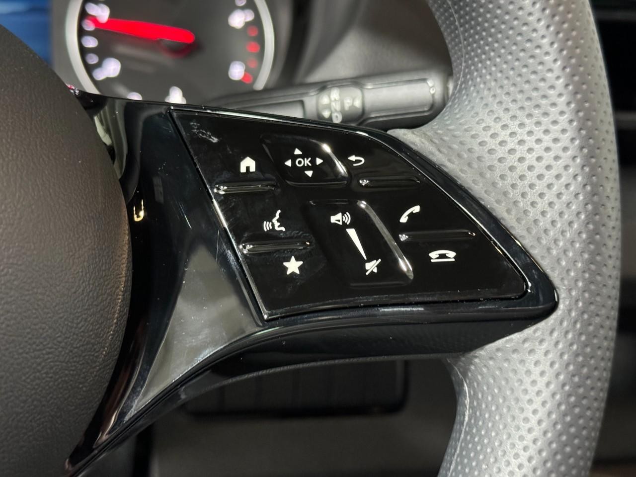 Mercedes-Benz Sprinter Passenger Van Vehicle Full-screen Gallery Image 29