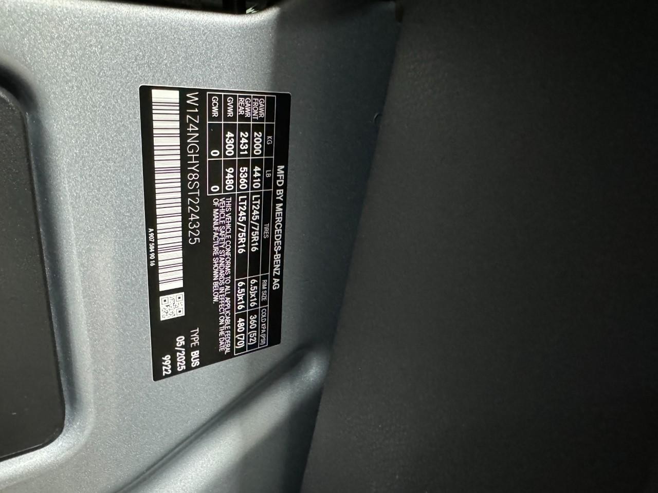 Mercedes-Benz Sprinter Passenger Van Vehicle Full-screen Gallery Image 33