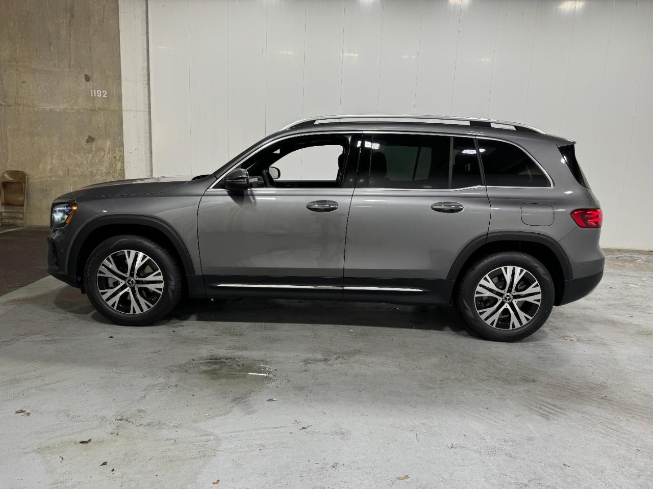 Mercedes-Benz GLB Vehicle Full-screen Gallery Image 2