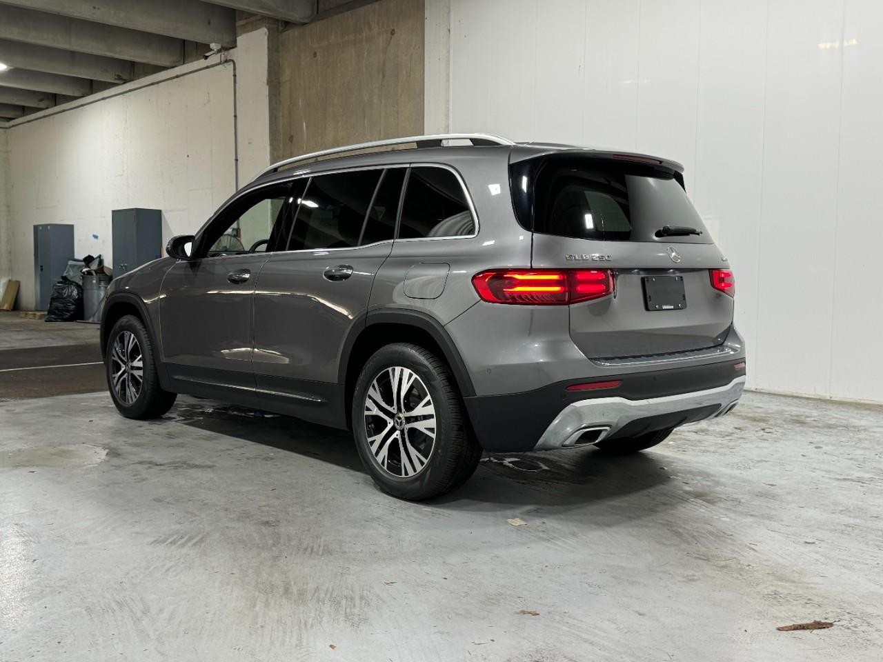 Mercedes-Benz GLB Vehicle Full-screen Gallery Image 3