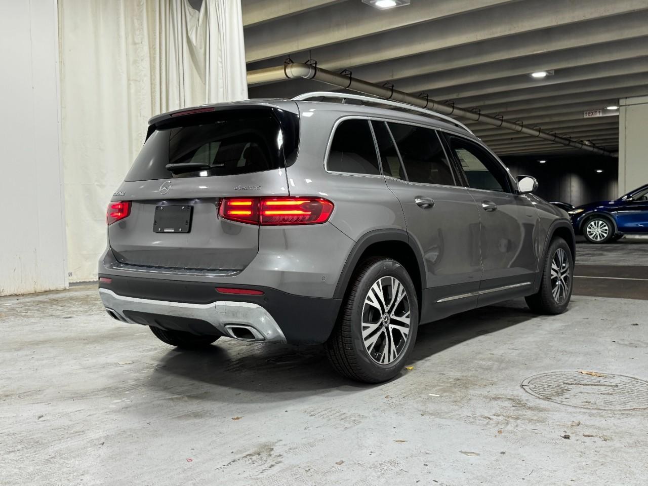 Mercedes-Benz GLB Vehicle Full-screen Gallery Image 4