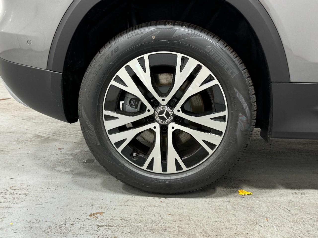 Mercedes-Benz GLB Vehicle Full-screen Gallery Image 5