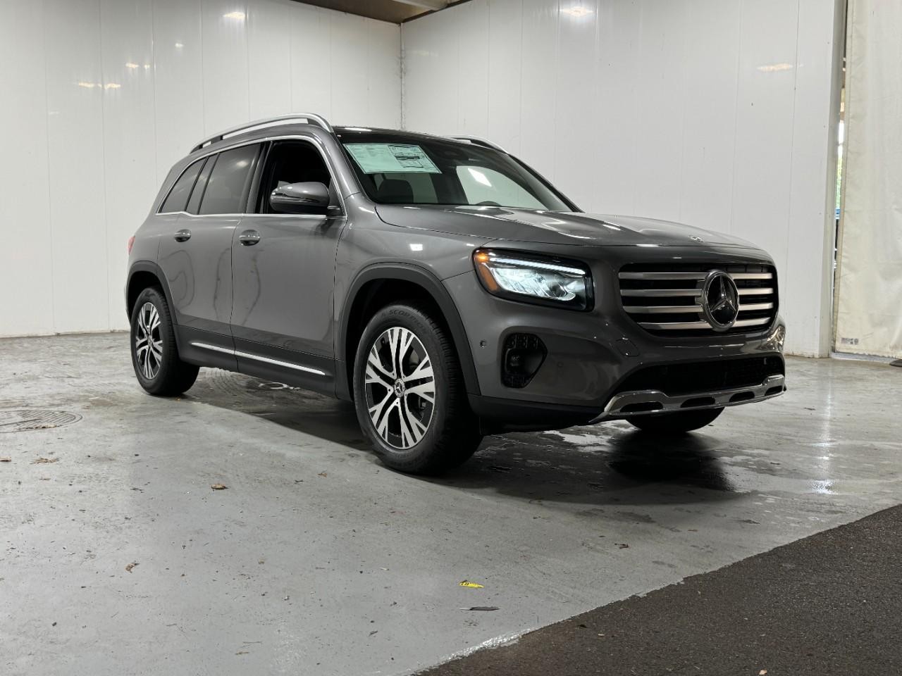 Mercedes-Benz GLB Vehicle Full-screen Gallery Image 6