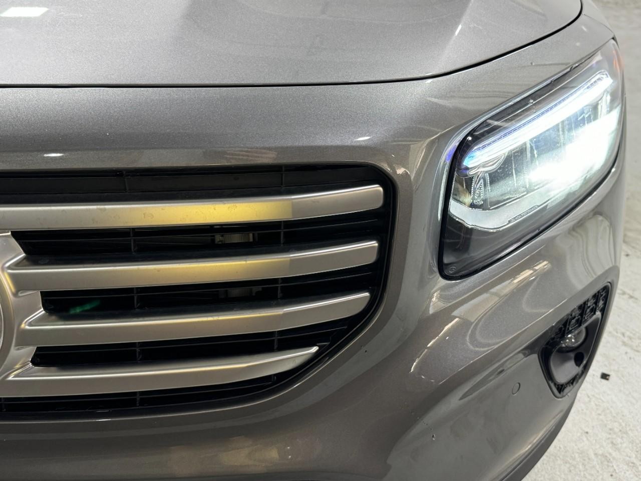 Mercedes-Benz GLB Vehicle Full-screen Gallery Image 8