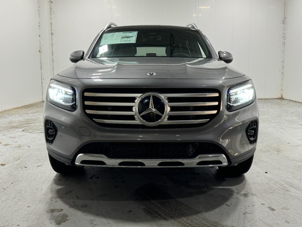 Mercedes-Benz GLB Vehicle Full-screen Gallery Image 9