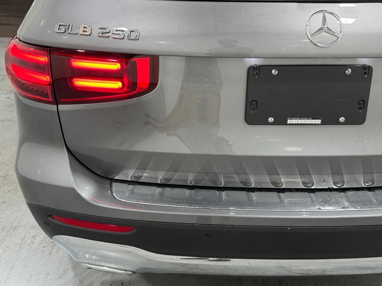 Mercedes-Benz GLB Vehicle Full-screen Gallery Image 10