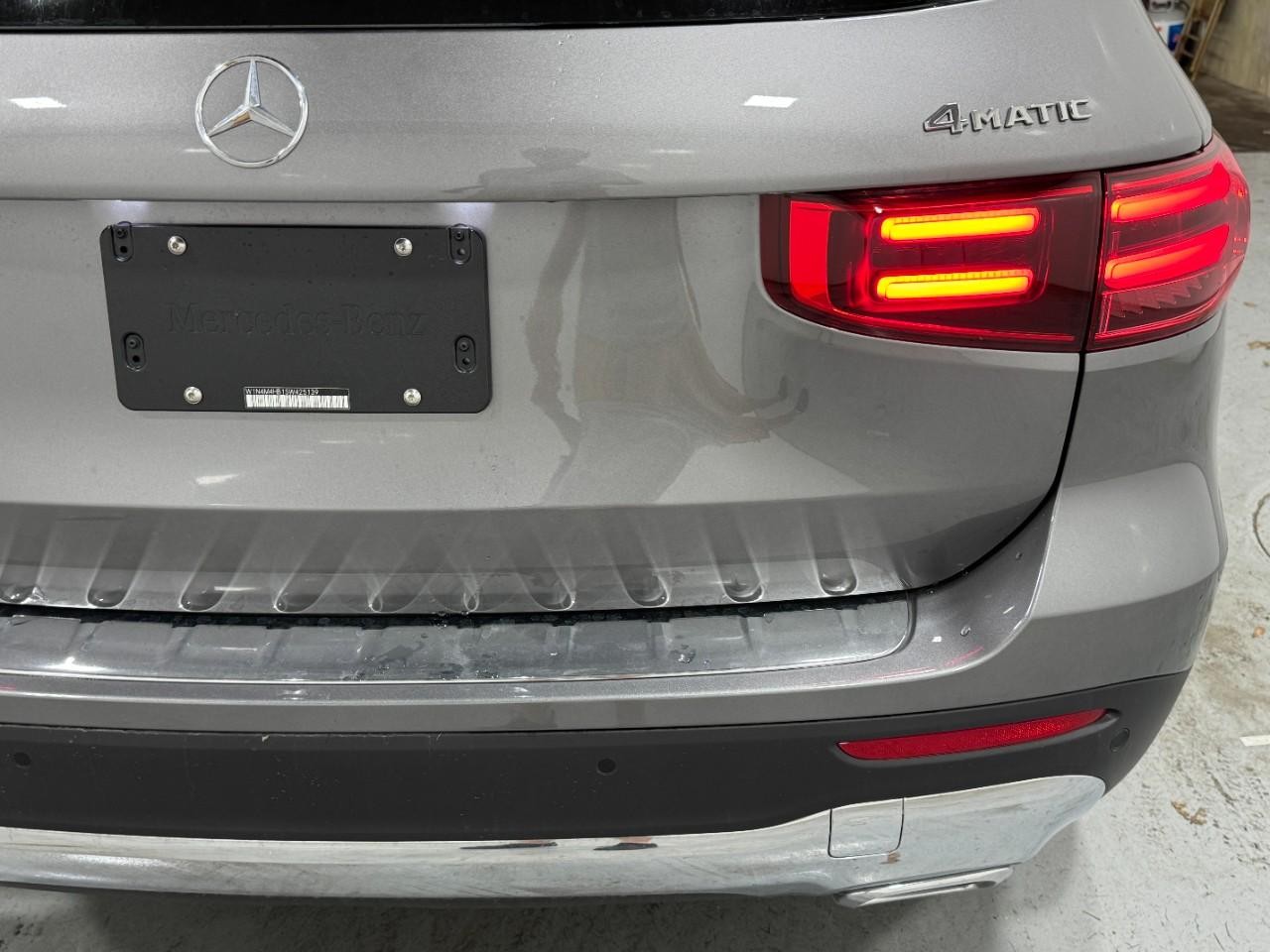 Mercedes-Benz GLB Vehicle Full-screen Gallery Image 11