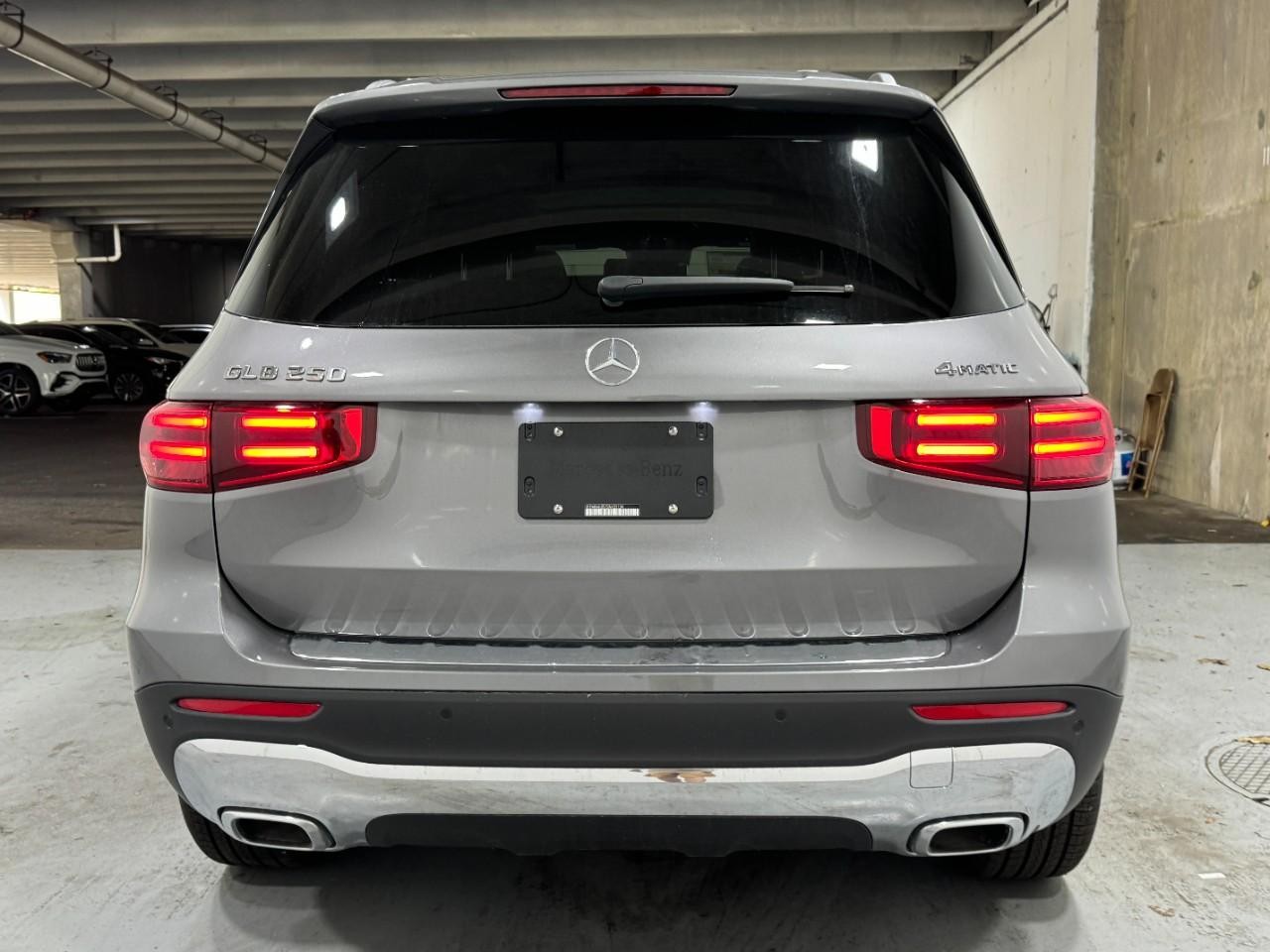 Mercedes-Benz GLB Vehicle Full-screen Gallery Image 12