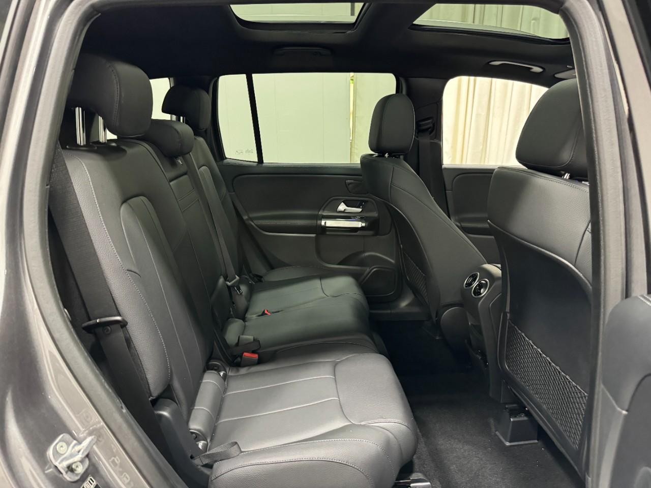 Mercedes-Benz GLB Vehicle Full-screen Gallery Image 13