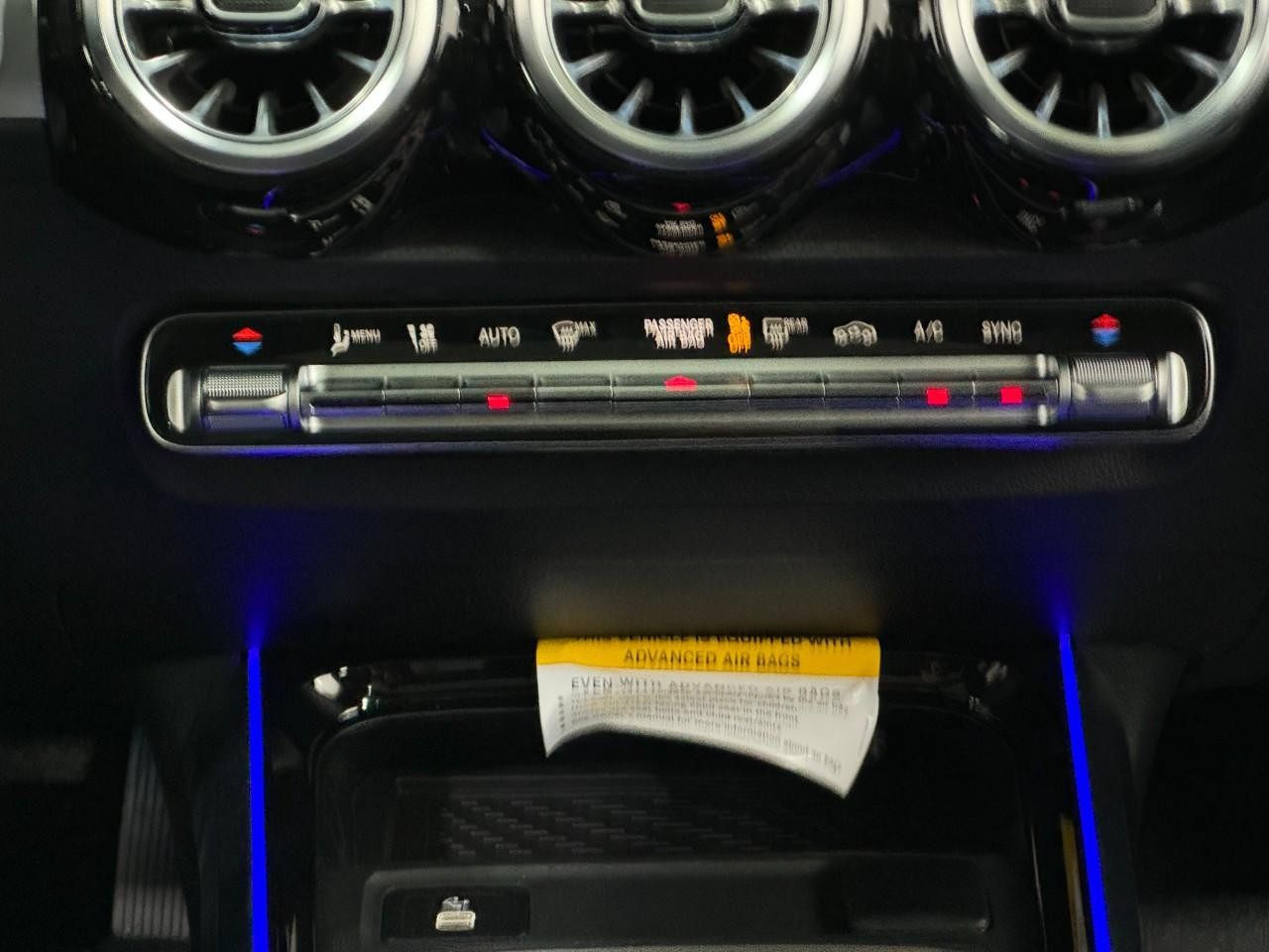 Mercedes-Benz GLB Vehicle Full-screen Gallery Image 18