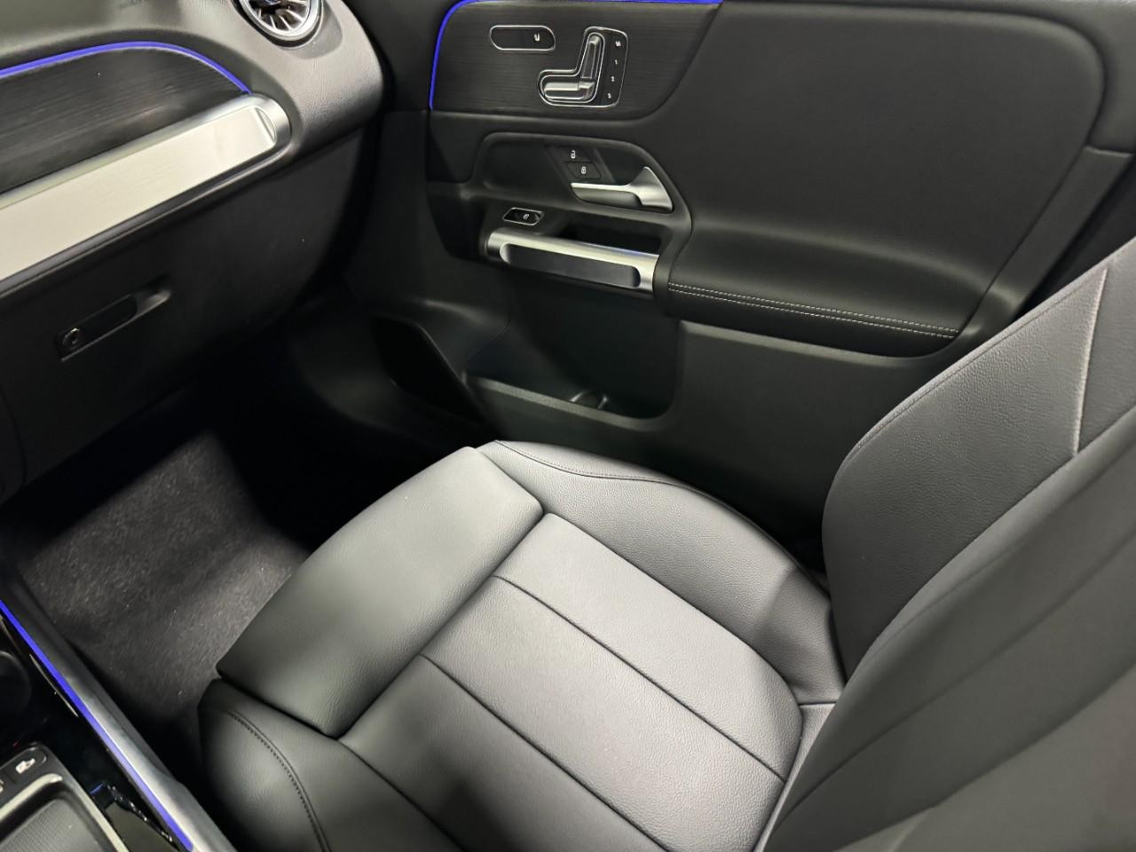 Mercedes-Benz GLB Vehicle Full-screen Gallery Image 20