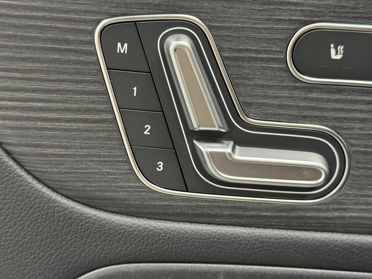 Mercedes-Benz GLB Vehicle Full-screen Gallery Image 22