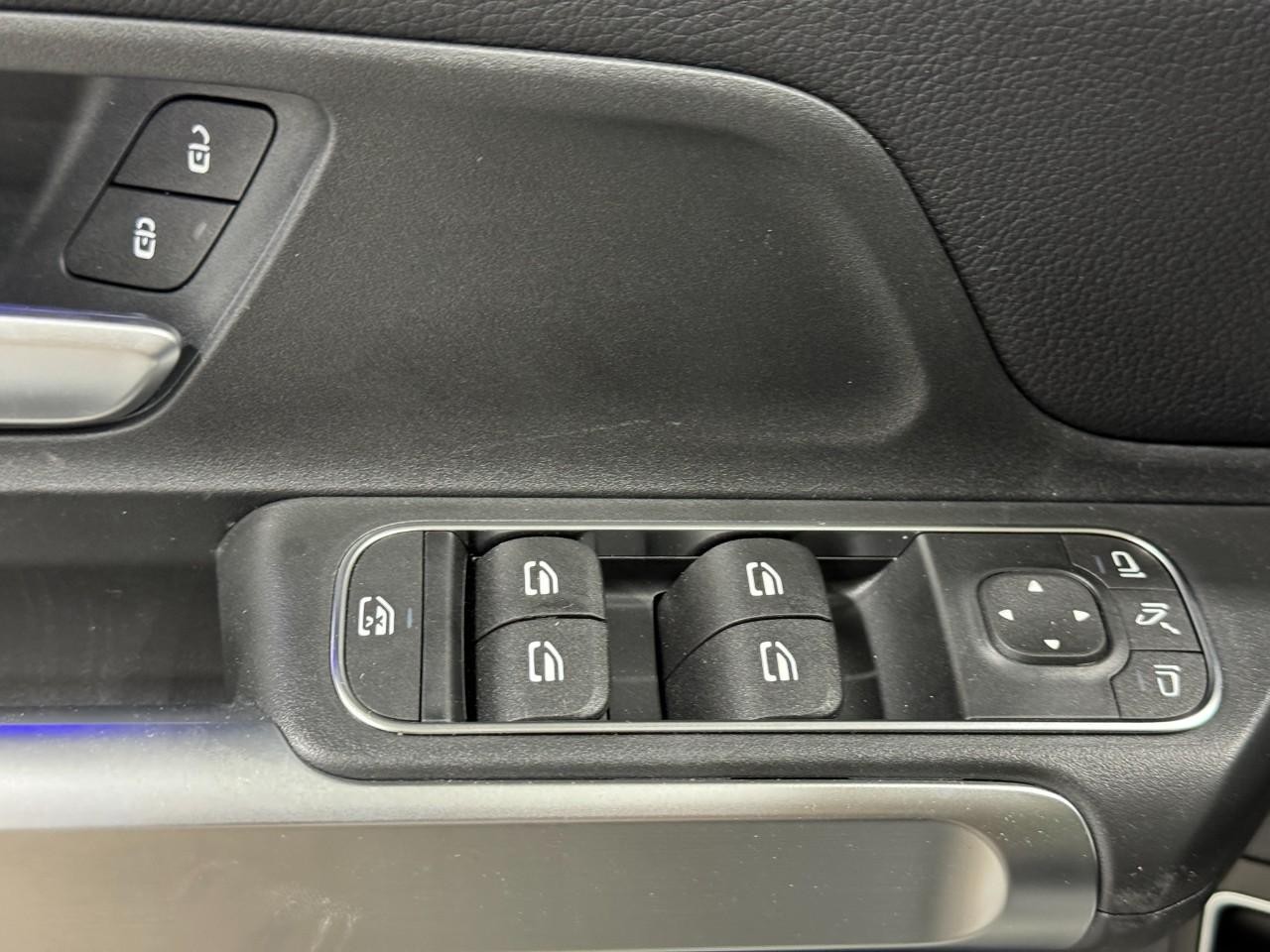 Mercedes-Benz GLB Vehicle Full-screen Gallery Image 23