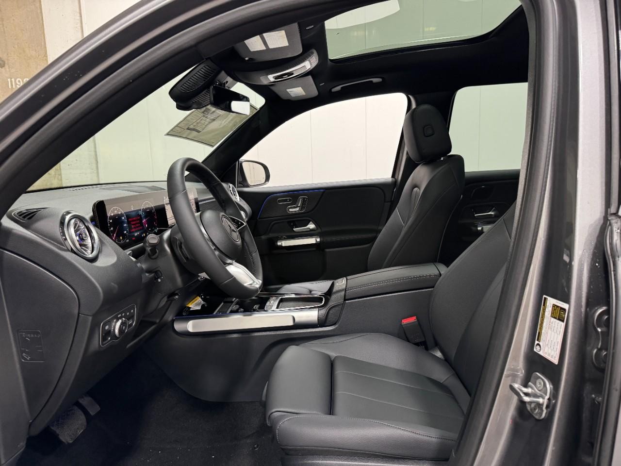 Mercedes-Benz GLB Vehicle Full-screen Gallery Image 25