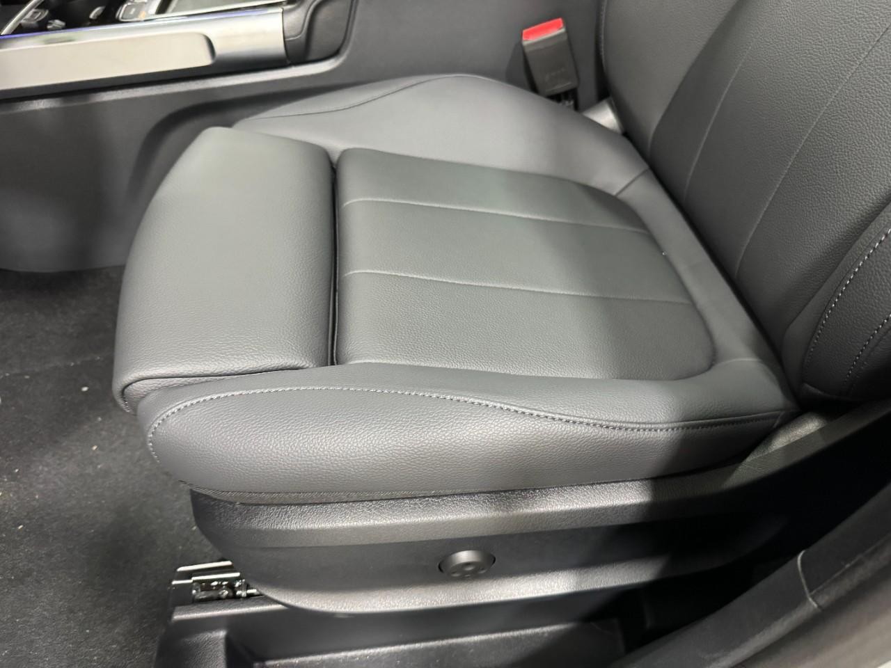 Mercedes-Benz GLB Vehicle Full-screen Gallery Image 26