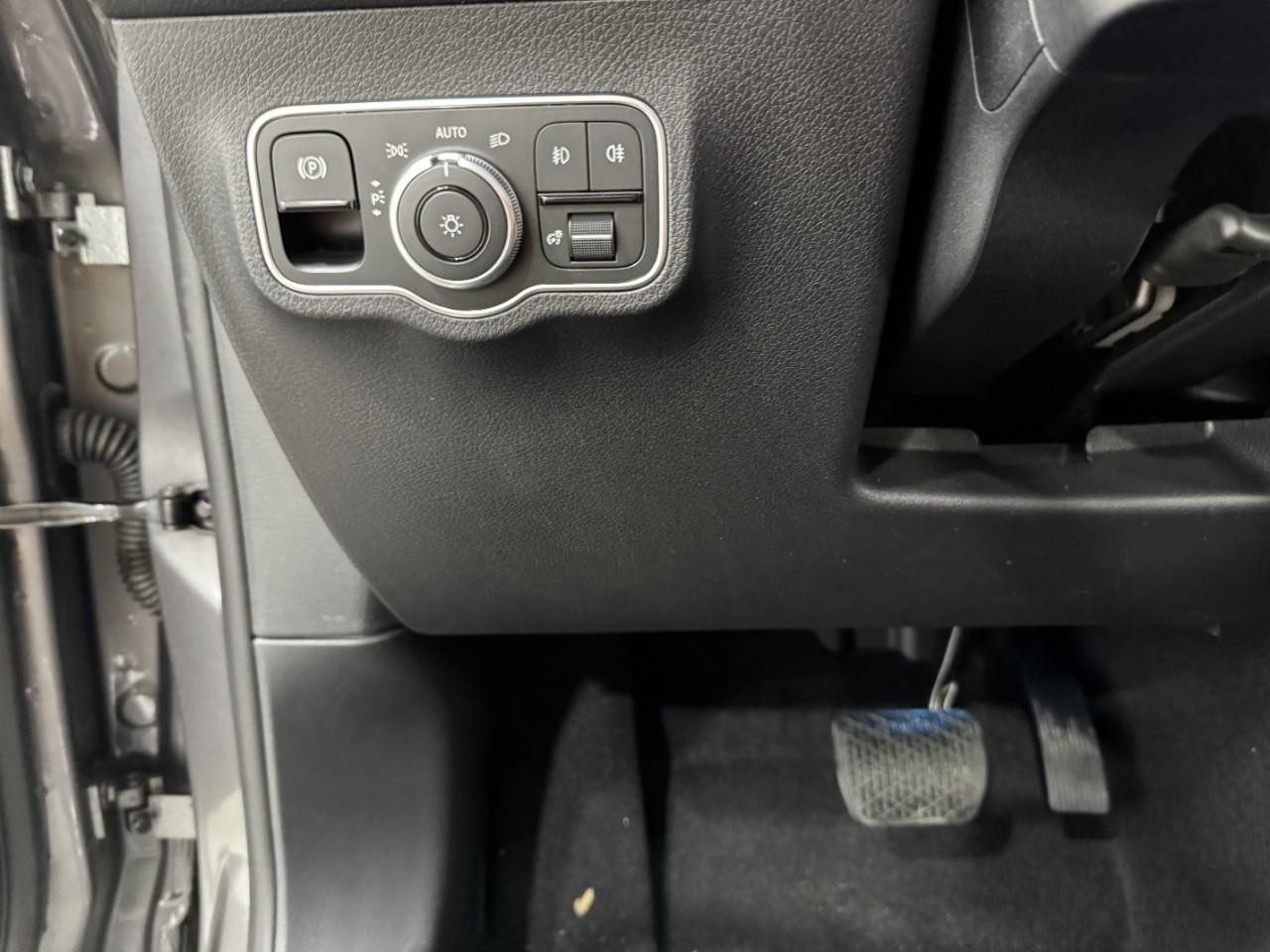 Mercedes-Benz GLB Vehicle Full-screen Gallery Image 27