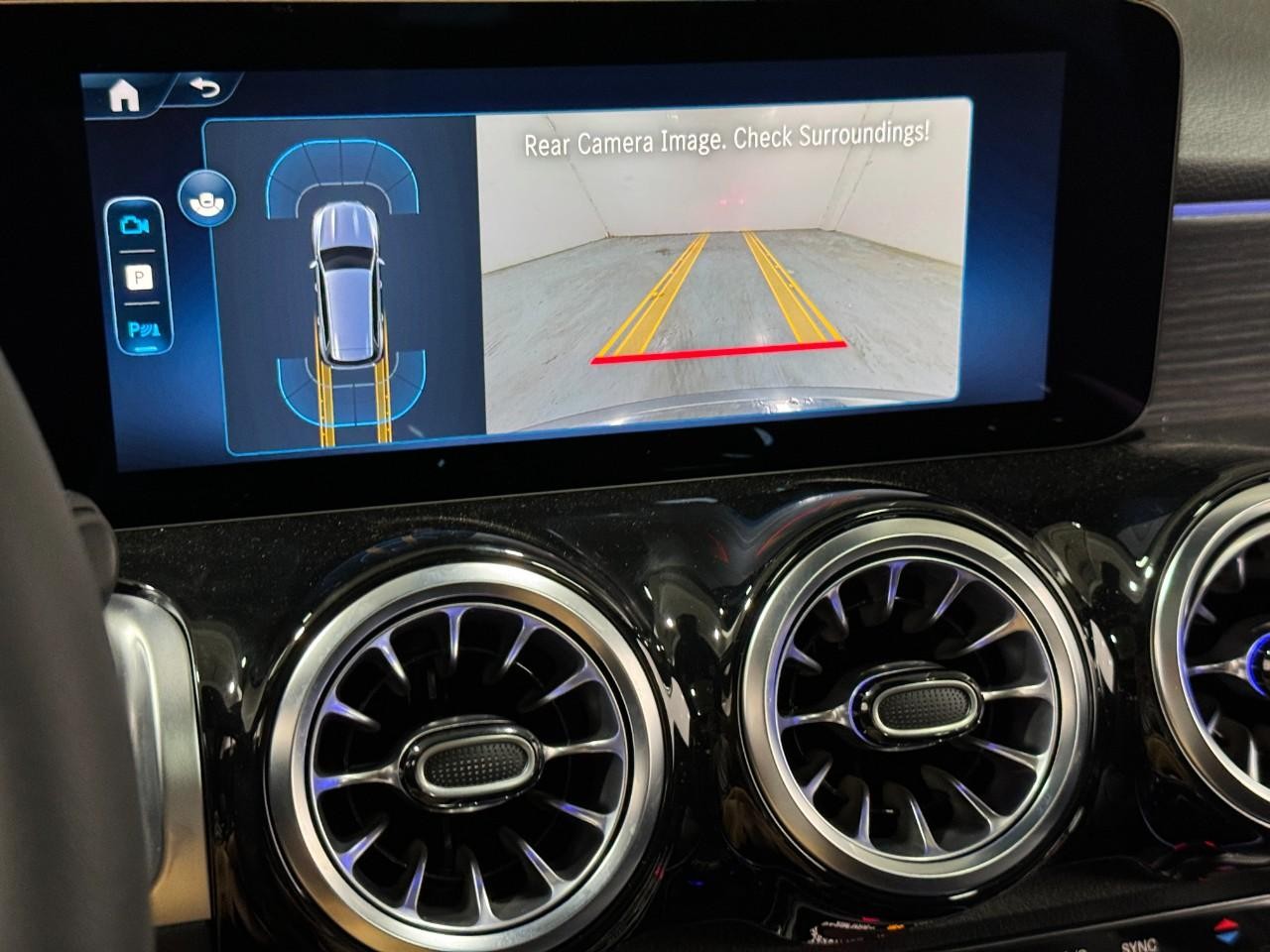 Mercedes-Benz GLB Vehicle Full-screen Gallery Image 32