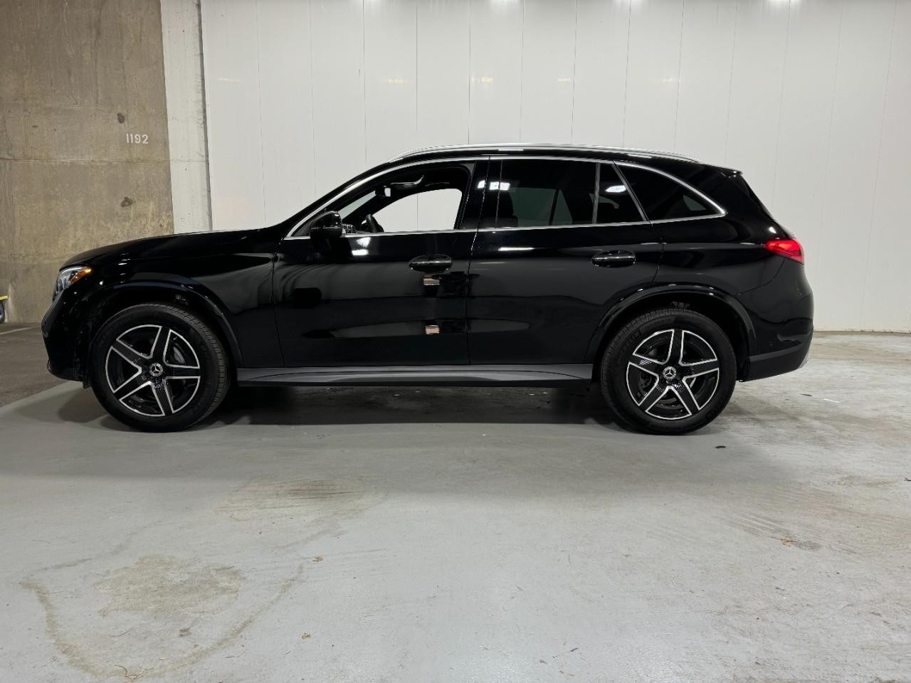 Mercedes-Benz GLC Vehicle Full-screen Gallery Image 2