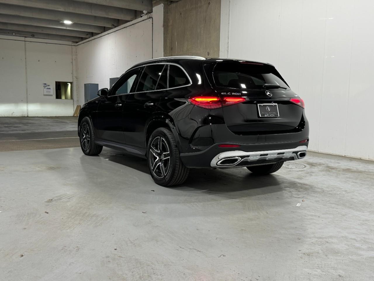 Mercedes-Benz GLC Vehicle Full-screen Gallery Image 3