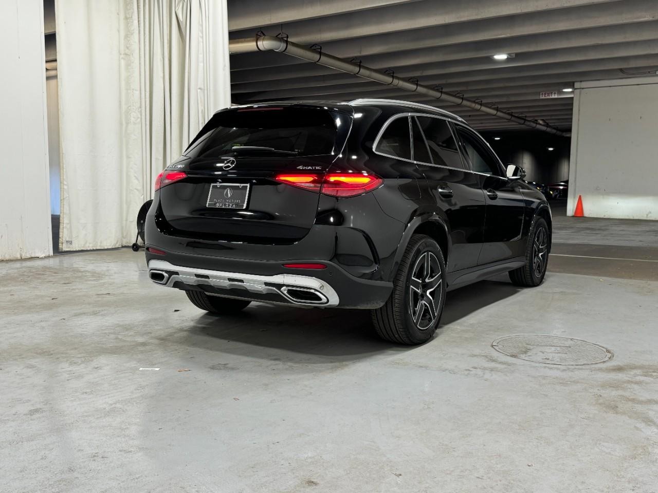 Mercedes-Benz GLC Vehicle Full-screen Gallery Image 4