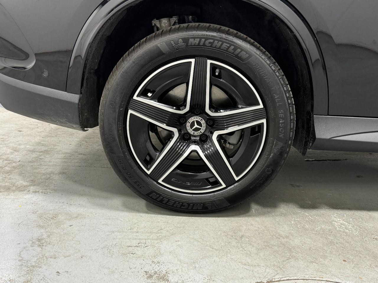 Mercedes-Benz GLC Vehicle Full-screen Gallery Image 5