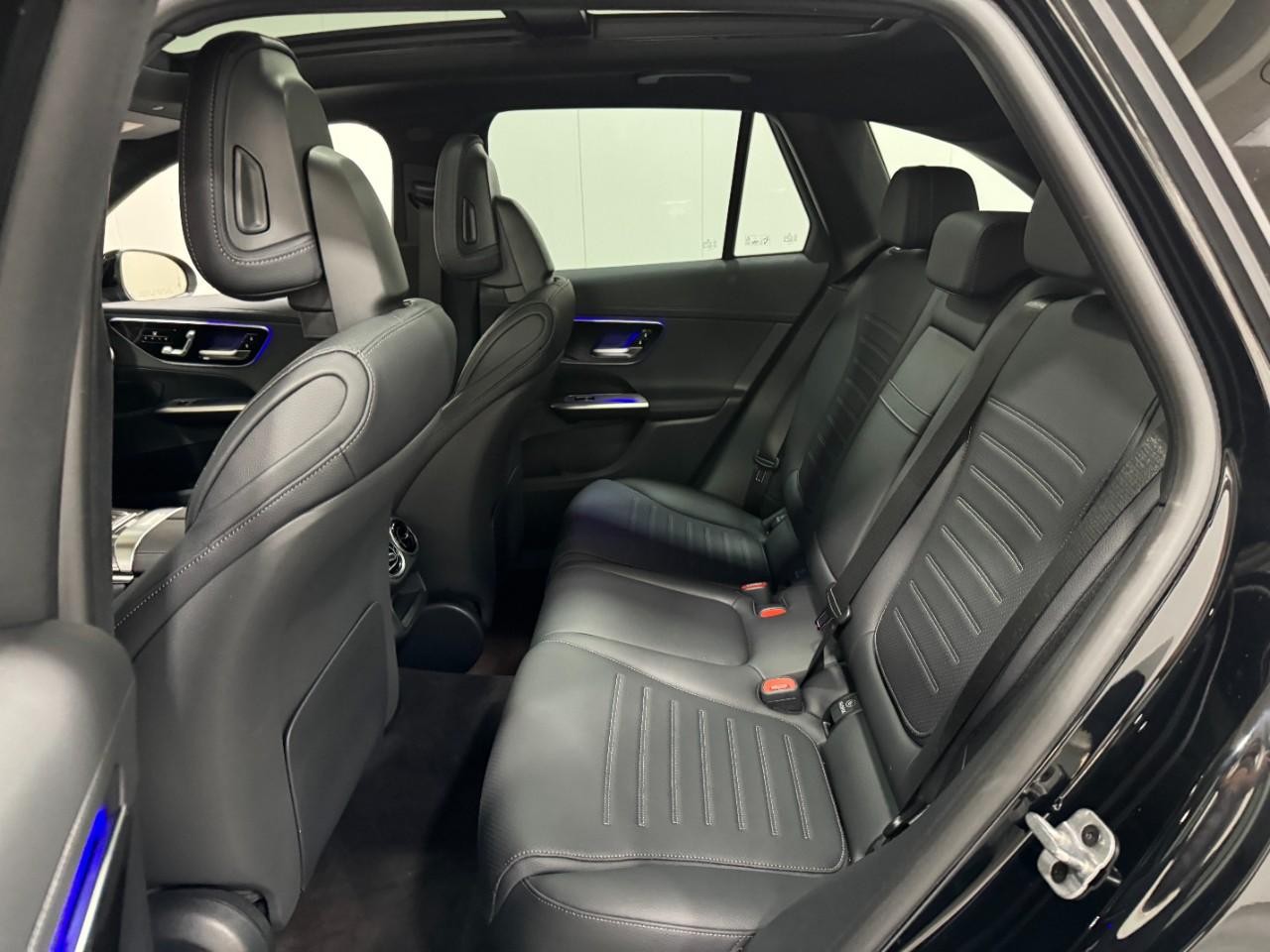 Mercedes-Benz GLC Vehicle Full-screen Gallery Image 8