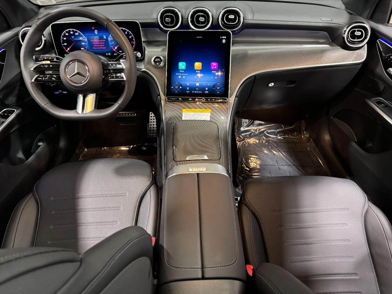 Mercedes-Benz GLC Vehicle Full-screen Gallery Image 12